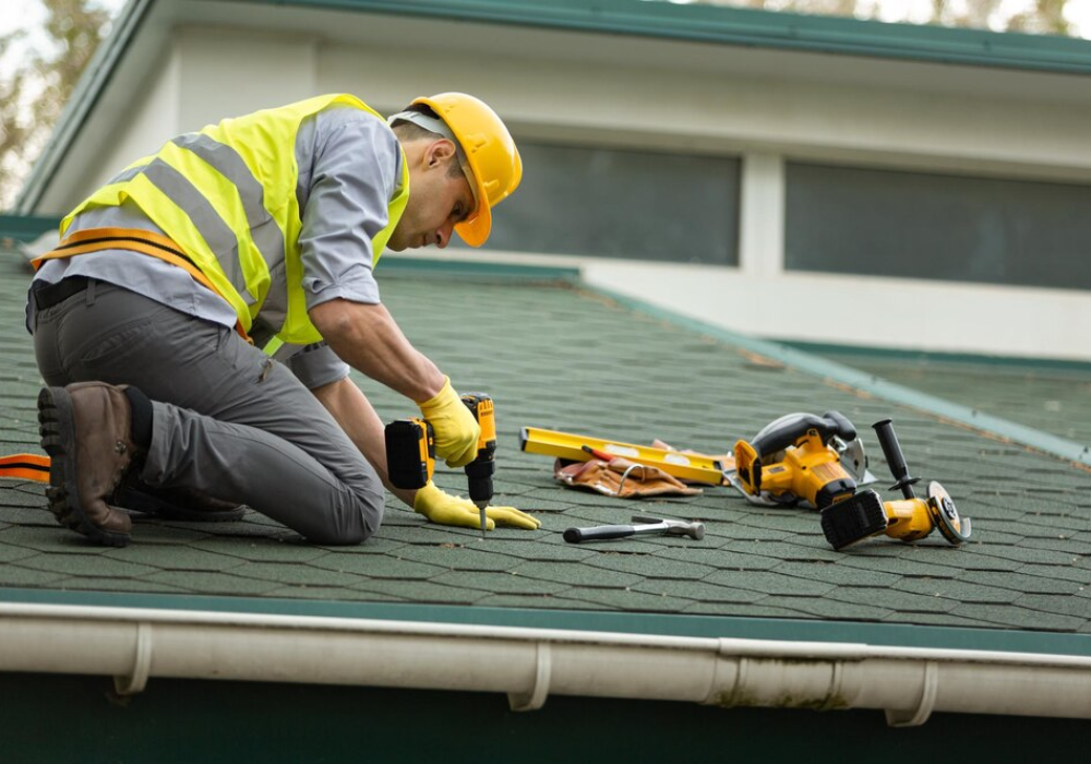 imgi_254_roofer-working-protective-work-wear-gloves_488220-88390